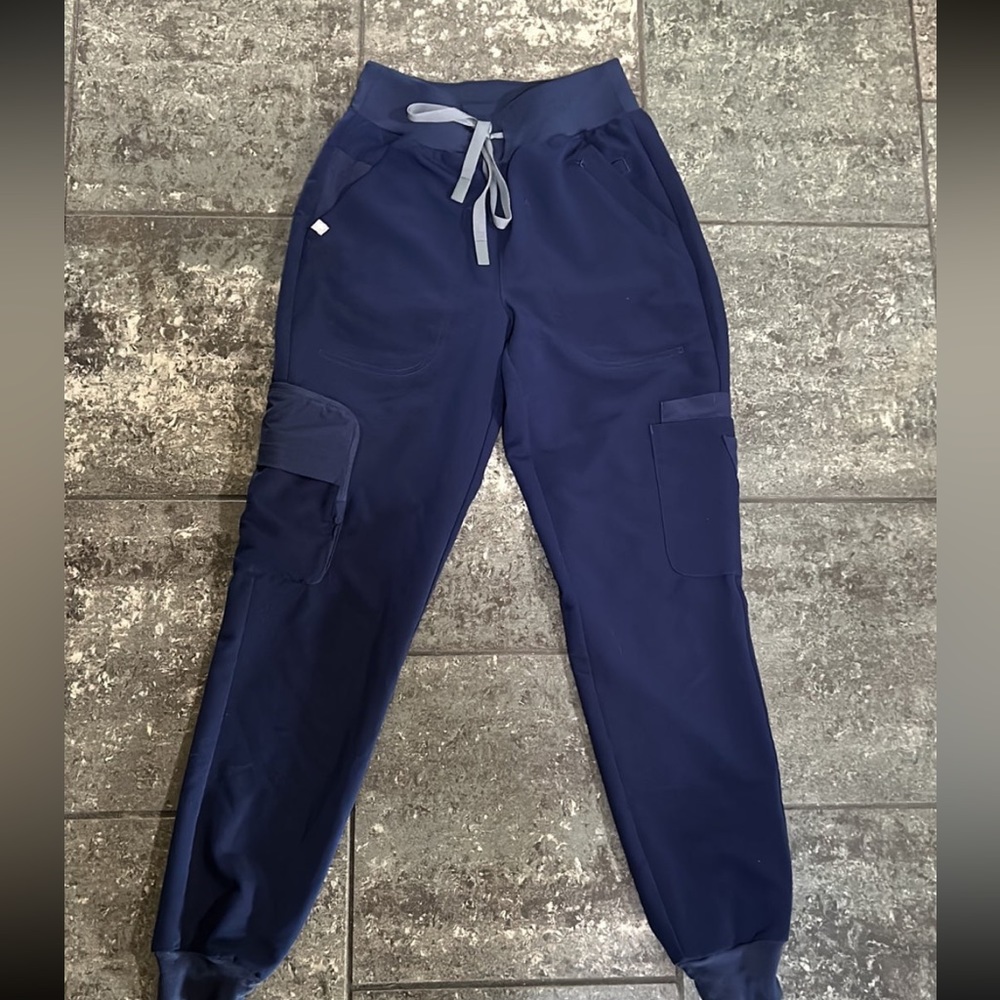 Figs 22 pocket jogger scrub pant